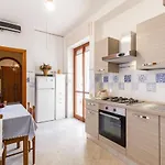 Guesthost - Bella Vista With Seaview Balcony Appartamento *