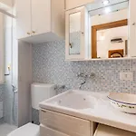 Guesthost - Bella Vista With Seaview Balcony Apartment *