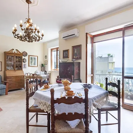 شقة Guesthost - Bella Vista With Seaview Balcony أوترانتو