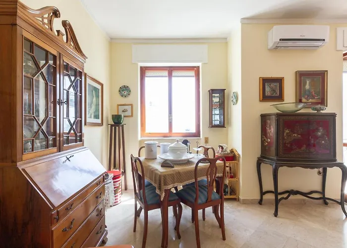 Guesthost - Bella Vista With Seaview Balcony Apartment *